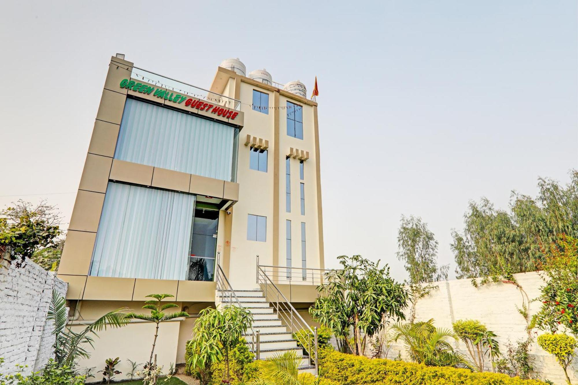Oyo Green Valley Guest House Sultānpur Esterno foto