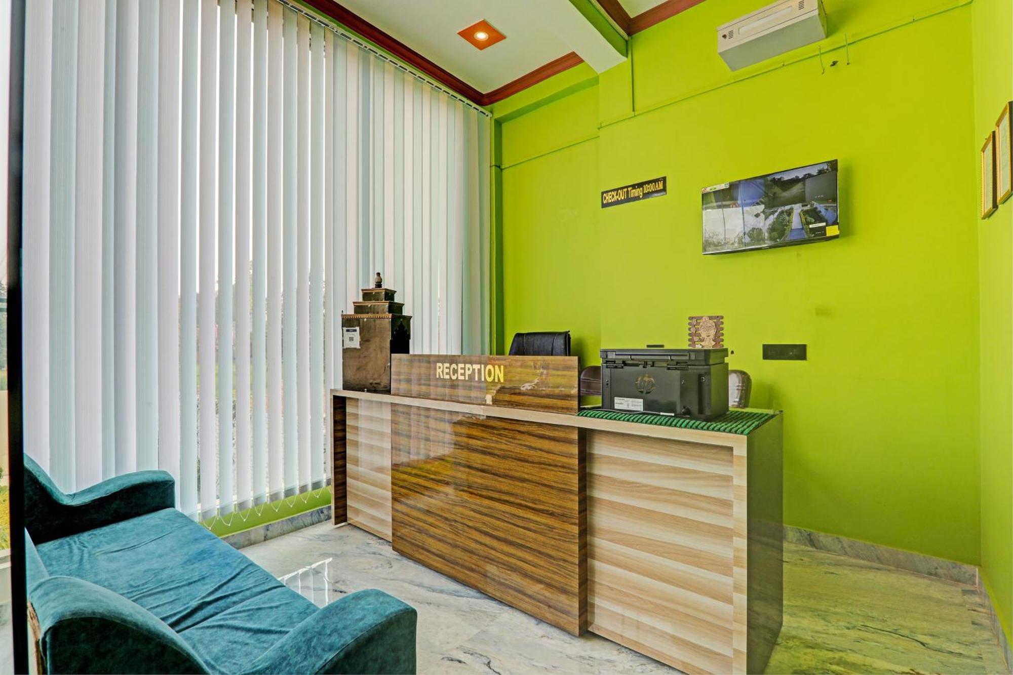 Oyo Green Valley Guest House Sultānpur Esterno foto