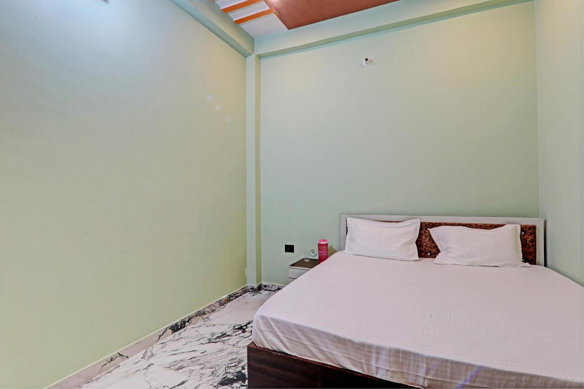 Oyo Green Valley Guest House Sultānpur Esterno foto