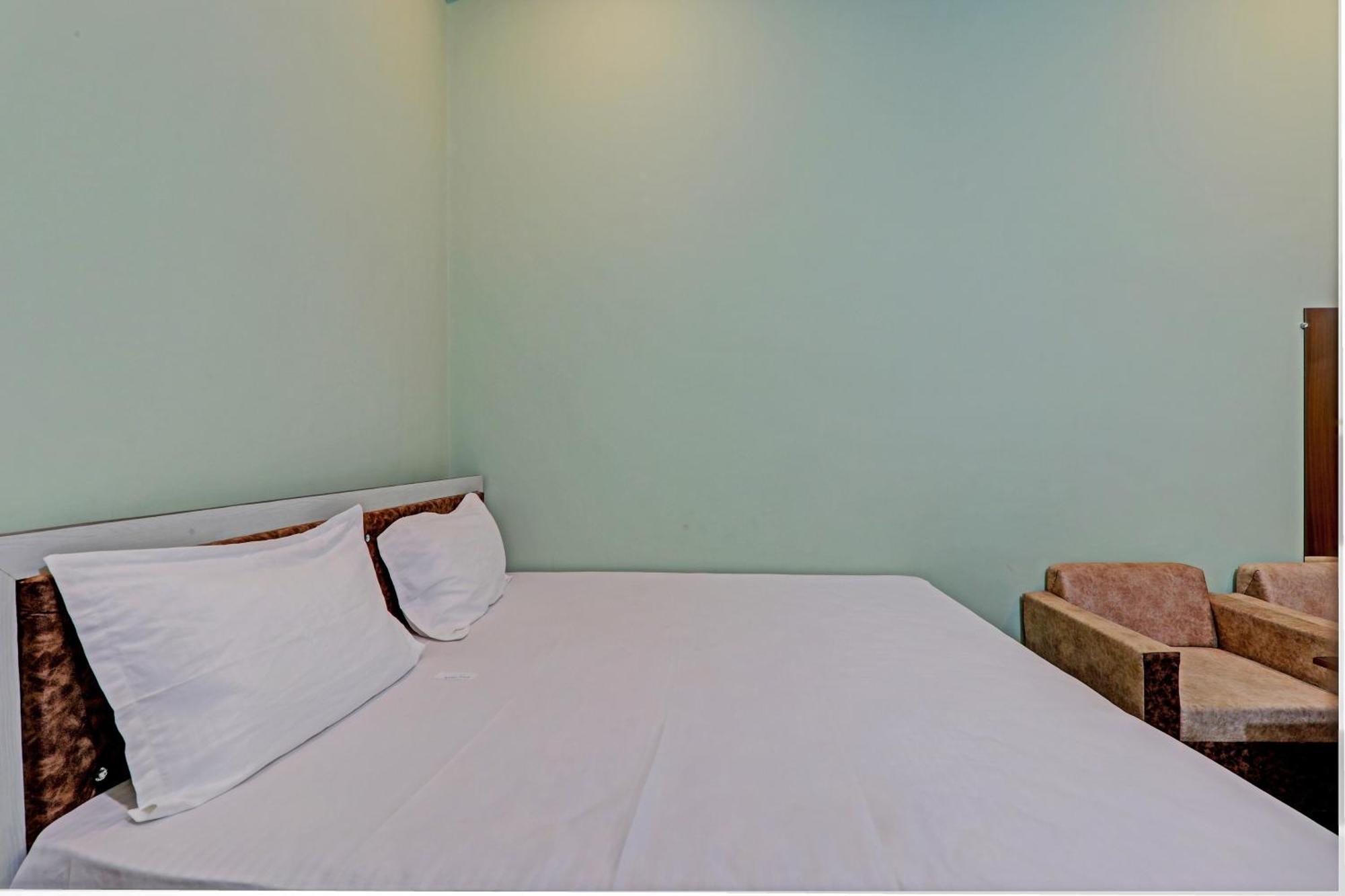 Oyo Green Valley Guest House Sultānpur Esterno foto