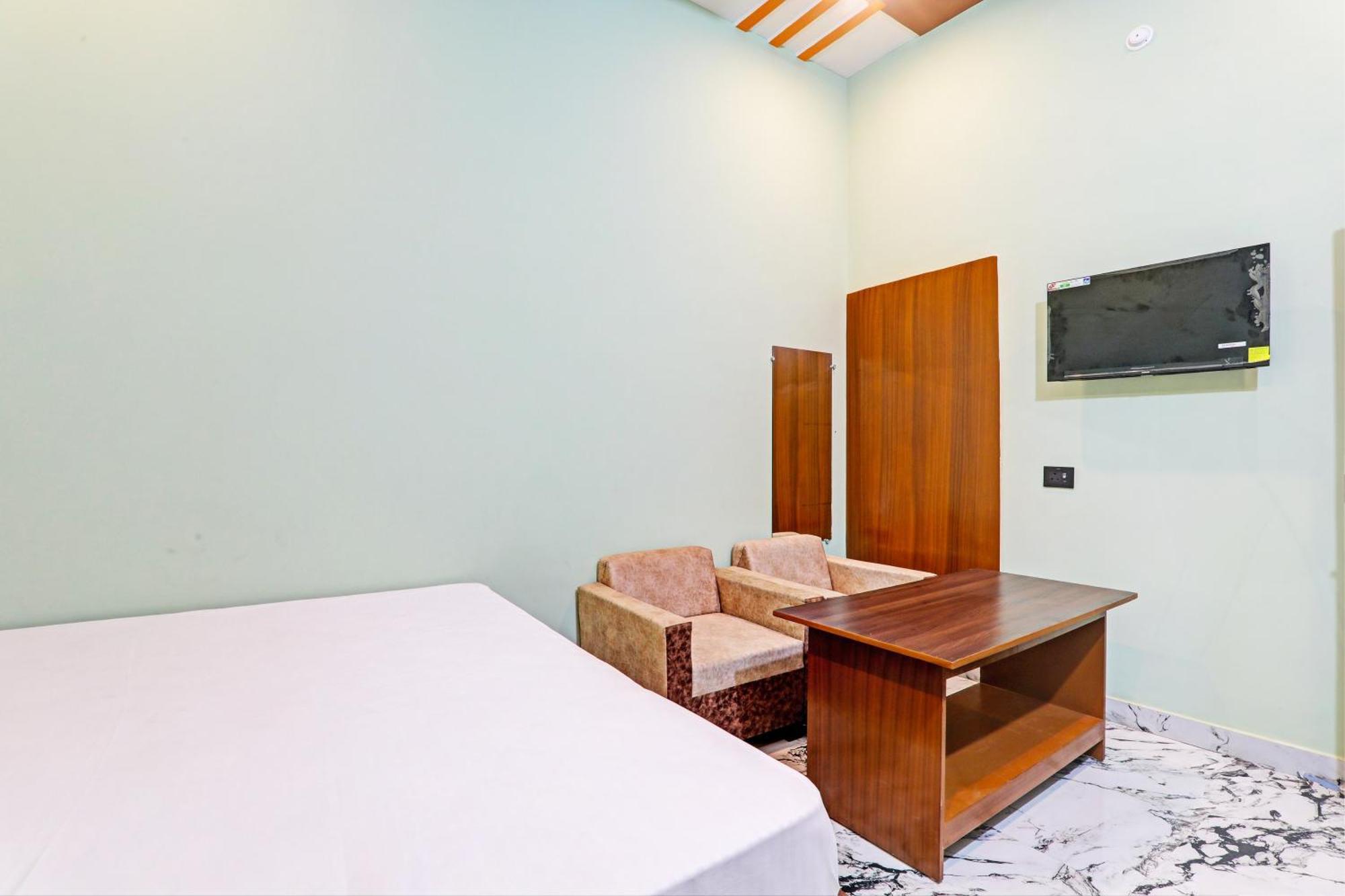Oyo Green Valley Guest House Sultānpur Esterno foto