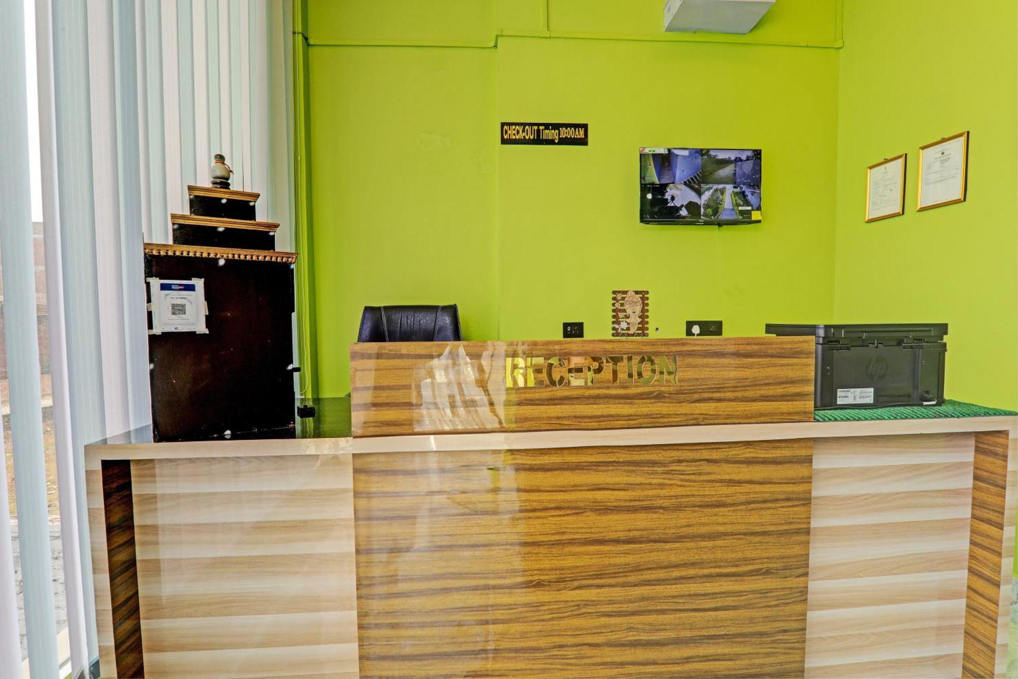 Oyo Green Valley Guest House Sultānpur Esterno foto